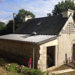 conduit de lumière installé dans une extension bois - toiture zinc