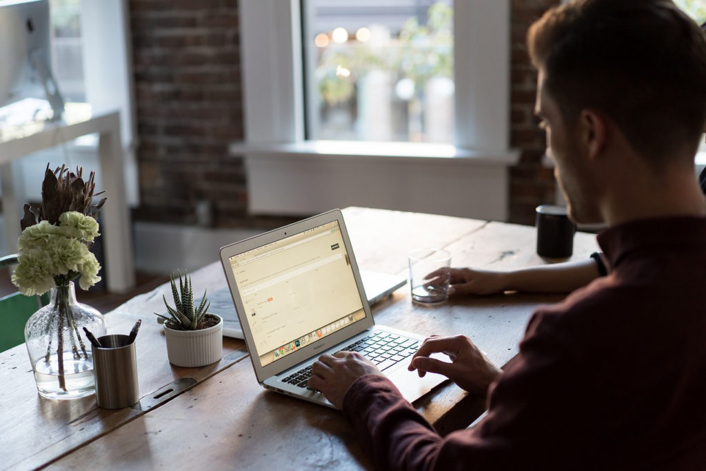 Homme à son bureau