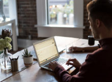 Homme à son bureau